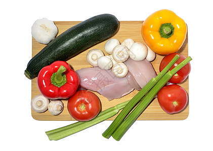 鸡肉 刀子和蔬菜在切割板上 孤立于白色红色木板食物芹菜桌子胡椒厨房木头图片