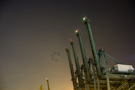 夜间工作甘油货物背景