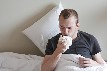 一个得了流感的人男人过敏组织治疗鼻子感染咳嗽卫生发烧喷嚏图片