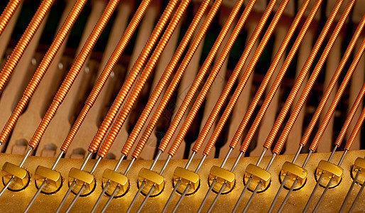 宏中的钢琴弦金子机械金属锤子细绳声学线圈力学音乐会别针图片