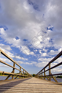 长木板桥在湖和云天上图片