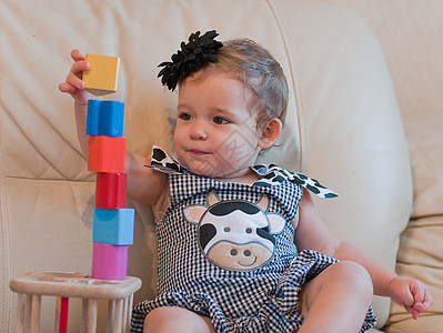 小女孩玩立方体裙子玩具孩子发夹女孩童年衣服游戏微笑婴儿图片