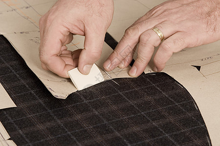 裁缝用粉笔手的细细工厂织物测量修理工作制造业工艺服装维修衣服图片