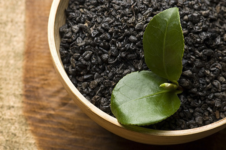 清茶和干茶白色木头叶子草本文化勺子药品宏观享受草本植物图片