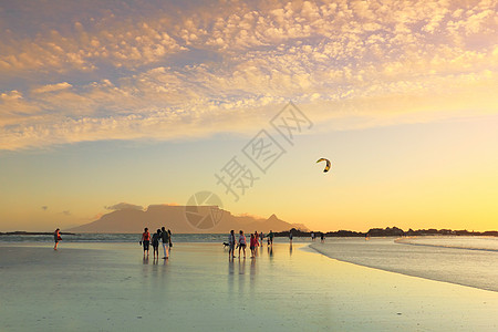南非海滩的餐桌上观光日落之乐图片