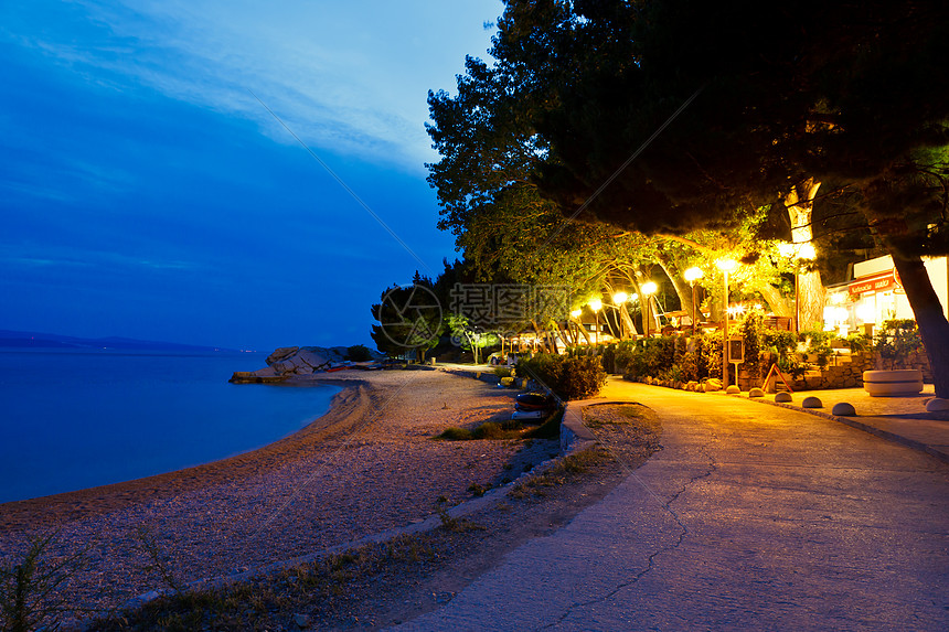 克罗地亚布雷拉夜间海面附近海滩餐厅(餐馆)图片