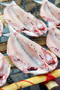 中华文化中的干鱼餐厅环境盐渍绳索太阳美食市场烹饪海洋寿司图片