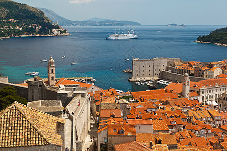 来自克罗地亚城墙的Dubrovnik全景景观建筑学堡垒建筑物蓝色历史旅游房子大教堂爬坡图片