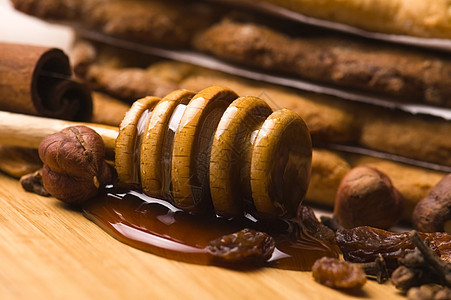 自制蜂蜜蛋糕奶油小吃蜂蜜坚果盘子核桃食物糕点棕色早餐图片