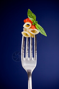 面食和番茄酱的叉用具举止烹饪礼仪照片美食金属工具银器静物图片