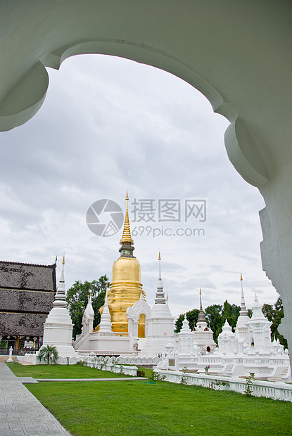 佛教寺庙的金塔古建筑多云白色细节天空建筑旅行艺术信仰风格图片