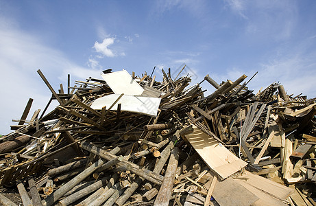 木制垃圾回收木材环境蓝天水平蓝色木头垃圾场拆除木材业图片