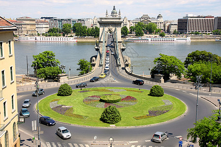 匈牙利布达佩斯的交通圈和连链桥匈牙利布达佩斯反射交通街道建筑速度旅行运输首都狮子场景图片