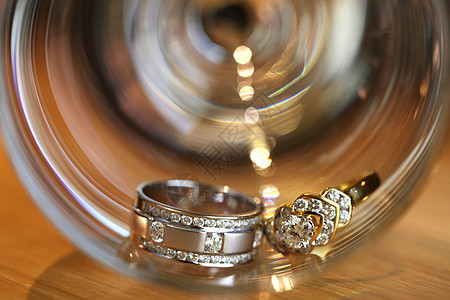 白金钻石结婚戒指的夫妇图片