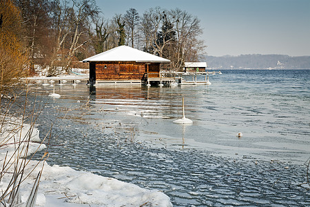 冬季湖季节建筑房子蓝色小屋旅行钓鱼场景天气美丽图片