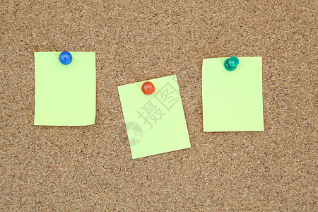 3个黄色备忘标签贴在通知上cork板广告牌学校软垫备忘录床单笔记纸记事本木头插图软木图片