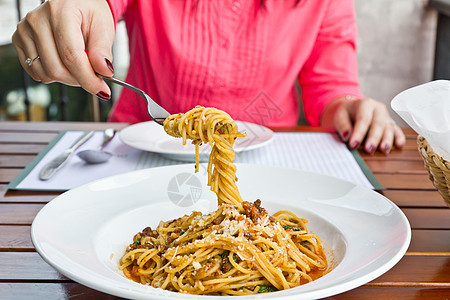 叉子上的意大利面条午餐草药牛肉食物香肠叶子女士香料盘子图片