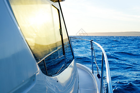 蓝色金色日出在船边航行天空栏杆太阳地平线血管巡航导航液体生活窗户图片