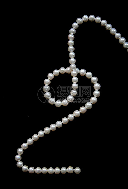 黑色天鹅绒背景上的白珍珠奢华象牙女性化光泽度珠子白色珠宝展示项链丝绸图片