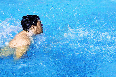 年轻游泳运动员男人潜水运动蓝色游泳者优胜者乐趣活动速度游戏图片