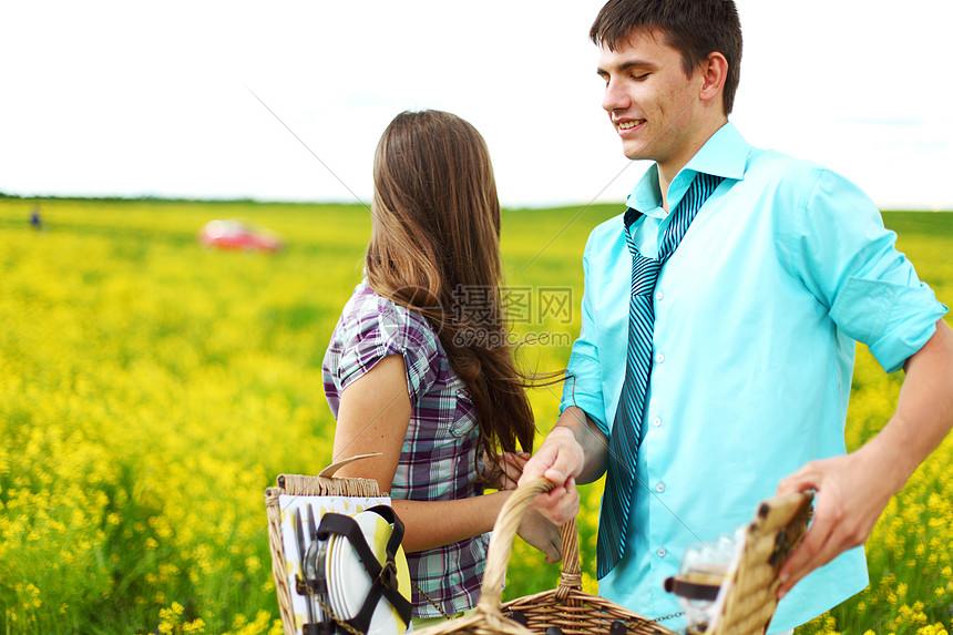 野餐时爱人拥抱两个人女性乐趣人脸假期男人笑脸成人蜜月幸福图片