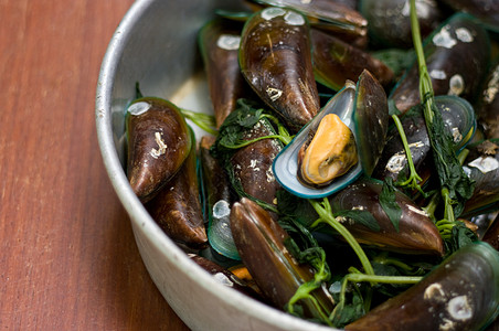 油煮亚洲绿色贝类桌子食物蔬菜盘子贻贝烹饪贝壳厨房海鲜图片
