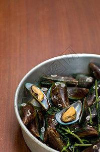 油煮亚洲绿色贝类厨房蔬菜海鲜贻贝盘子桌子烹饪贝壳食物图片