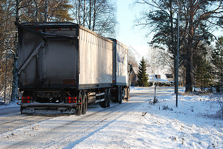 A卡车风暴国家经济货物林道积雪农村森林拖带运输车图片