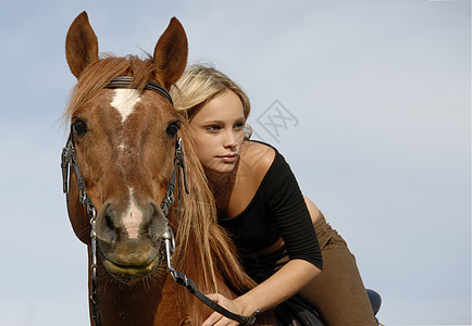 少年和马马宠物天空友谊棕色女孩骑马蓝色动物头发女士图片