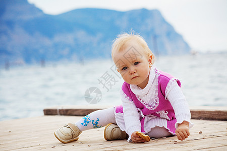 小女孩女孩海滩闲暇粉色青年衣服婴儿育儿泊位女性图片