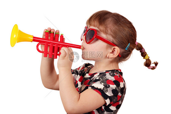 有太阳眼镜的小女孩吹喇叭乐器孩子白色玩具太阳镜女儿玩家音乐家乐趣女性图片