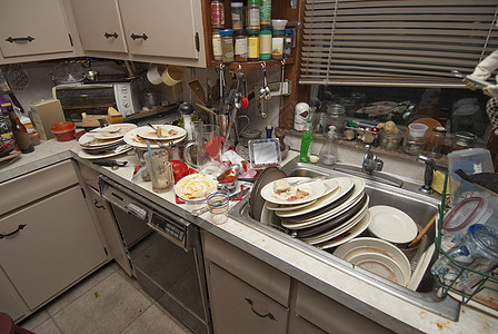 厨房的脏盘子玻璃平股烟灰缸家庭杯子家务刀具图片