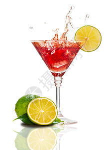 红马提尼鸡尾酒加喷水和孤立石灰饮料立方体奢华玻璃液体食物庆典宏观水果派对图片