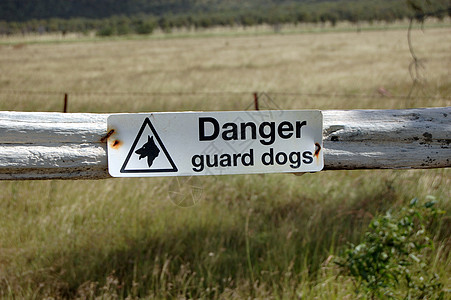 栅栏标志警卫危险安全入口小狗背景图片
