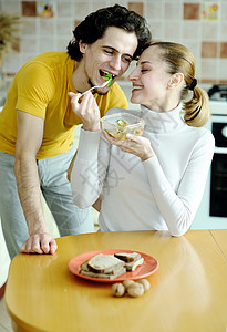 吃一对夫妇早餐蔬菜水果快乐男性女性厨房青年丈夫沙拉图片