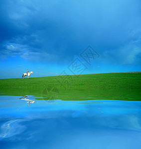 骑白马的骑士绿色动物风暴洪水天空天气男人场地反射危险图片