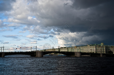 桥上阴暗的乌云图片
