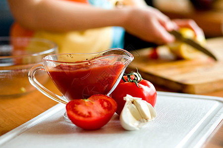 准备番茄香辣酱烹饪红色果汁黄色灯泡餐具香气芳香蔬菜饮食图片