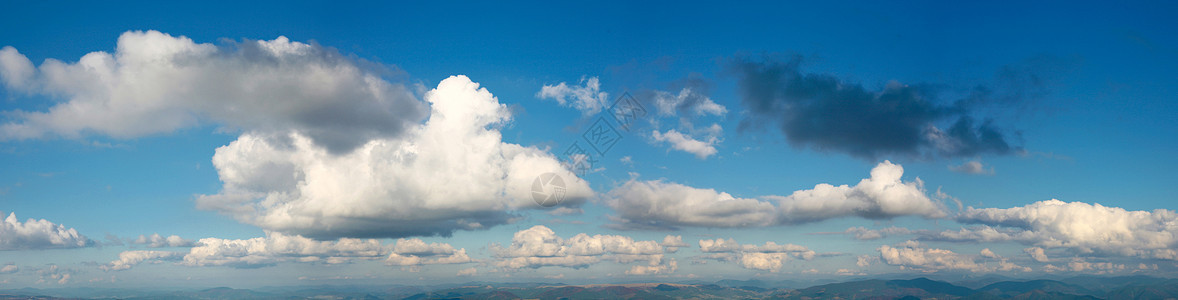 云全景蓝色天空白色背景图片