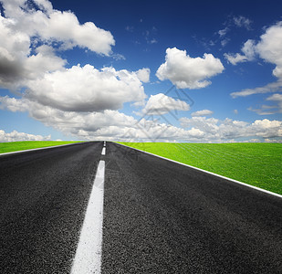 道路和阴云的天空赛道场地环境天气农田驾驶地平线速度草地蓝色图片