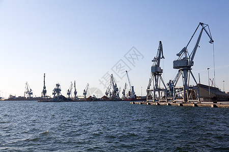 塞萨洛尼基港商业区大型起重机出口后勤机器送货物流天空金属贸易货物港口图片
