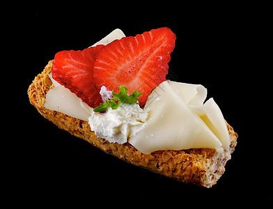 配奶酪和草莓的烤面包三明治小吃食物小麦早餐饼干健康饮食香菜金子美食家面包图片