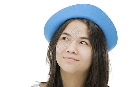 戴蓝帽子的年轻少女 有深思熟虑的表情孩子少数民族混血蓝色青少年白色裙子思维微笑女孩图片