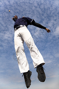 棒球选手跳球和接球图片