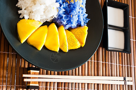 泰式甜点 大米和芒果一起吃热带食物盘子紫色糯米竹子文化牛奶营养早餐图片
