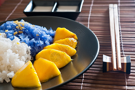 粘硬的米饭芒果泰国甜点创意牙齿水果糯米热带食品营养早餐竹子牛奶图片