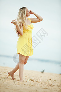 女人睡在沙滩上快乐头发金发假期闲暇旅行女士休息海滩喜悦图片