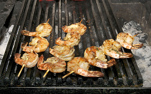烤架上煮虾肉串图片