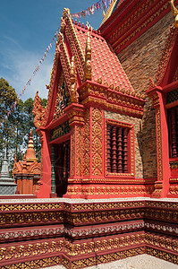 柬埔寨有丰富装饰品的寺庙建筑高棉语宝塔文化宗教宽慰佛教徒红色建筑学图片