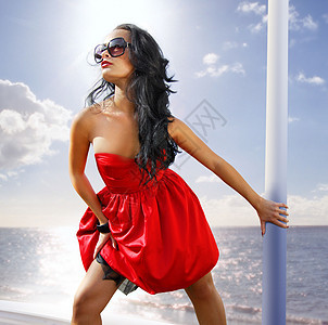 穿红裙子的美女 在岸上图片